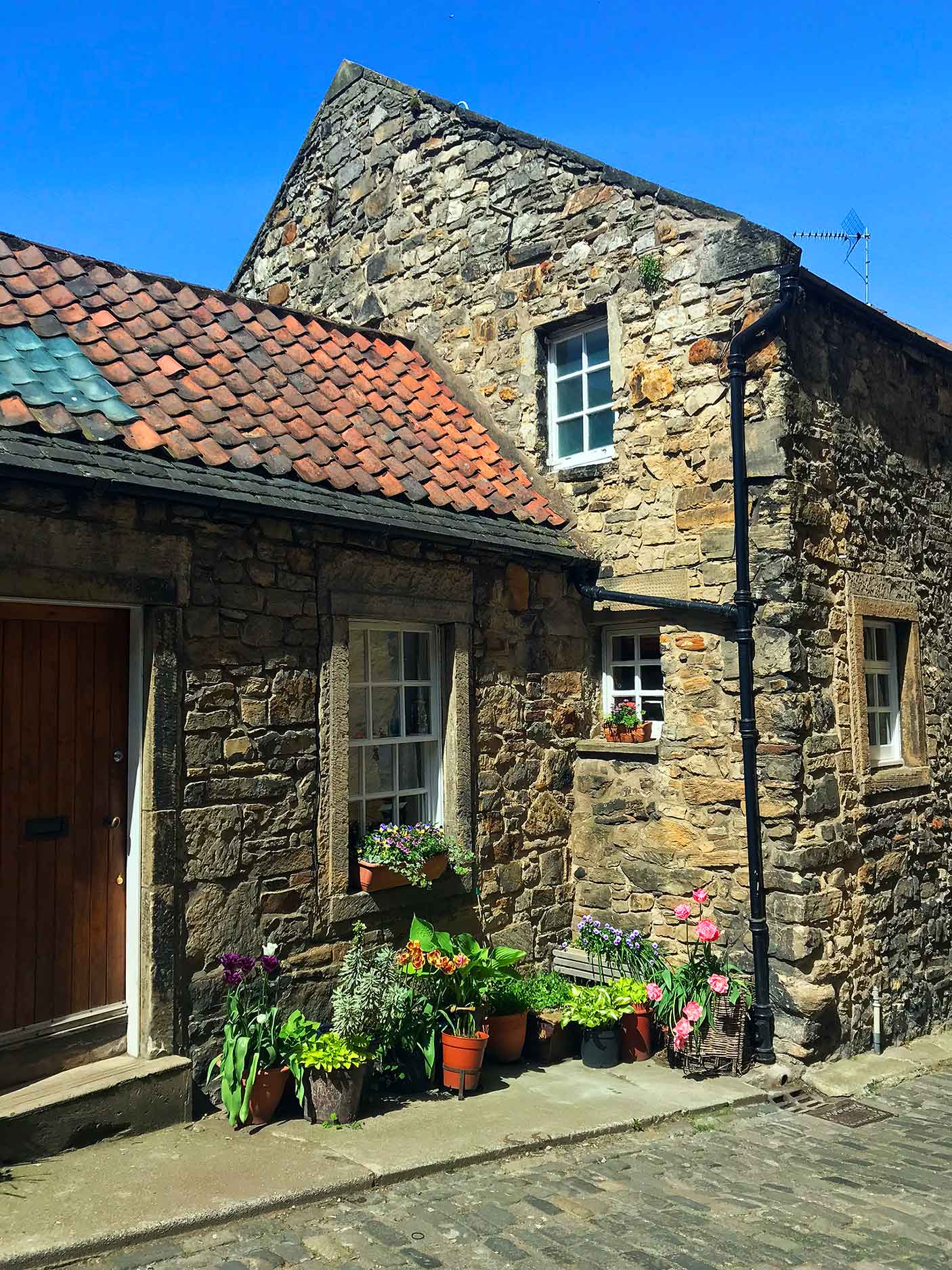 cottage with flowers in dean village edinburgh